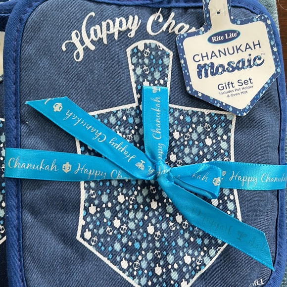 NWT Chanukah linens set oven mitts towel, & pot holder sets - Picture 5 of 9